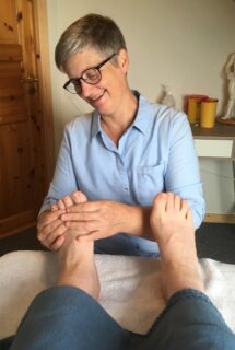 helle udfører zoneterapi